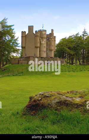 La vue stratégique Braemar Castle, Aberdeenshire, Scotland, UK. Sites écossais dans le Parc National de Cairngorms. Banque D'Images