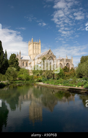 Angleterre Somerset Wells Wells Cathedral palais des évêques reflète dans les puits Banque D'Images