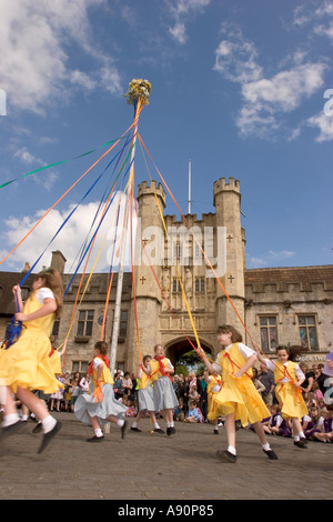 Angleterre Somerset Wells Place du marché peut danser jour autour de l'arbre de mai au soleil Banque D'Images