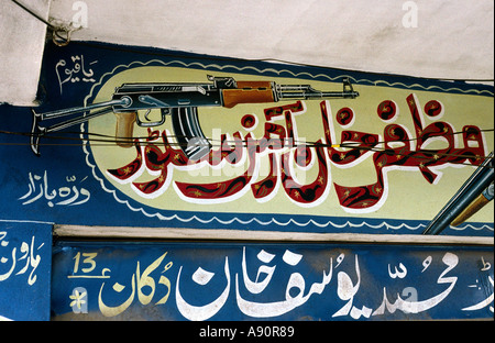 Le Pakistan de Darra Adam Khel PFNL gun shop sign Banque D'Images