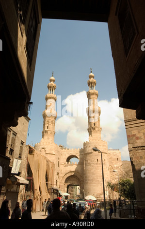 La mosquée Bab Zuweila Scène de rue Le Caire islamique Le Caire Egypte Afrique du Nord Banque D'Images