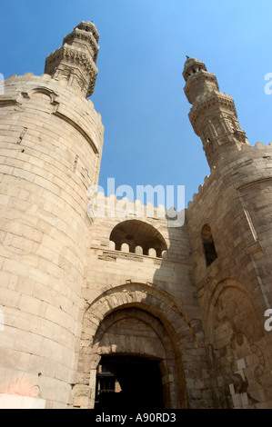La mosquée Bab Zuweila Scène de rue Le Caire islamique Le Caire Egypte Afrique du Nord Banque D'Images