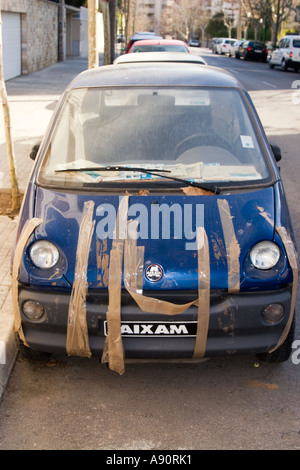 Palma de Mallaorca vieille voiture fixé avec du ruban adhésif Banque D'Images