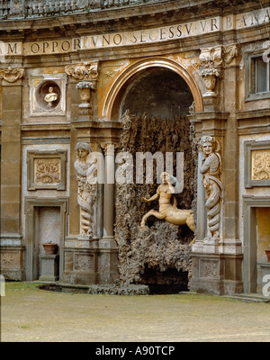 La Villa Aldobrandini, Frascati (Italie). Un détail de la 17c de l'eau Baroque théâtre construit par Carlo Maderno, montrant une statue d'un centaure soufflant une corne Banque D'Images