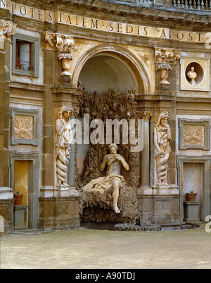 La Villa Aldobrandini, Frascati (Italie). Un détail de la 17c de l'eau théâtre baroque conçu par Carlo Maderno, montrant la statue d'un homme jouant de la flûte Banque D'Images