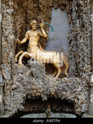 La Villa Aldobrandini, Frascati (Italie). Un détail de la 17c de l'eau Baroque théâtre construit par Carlo Maderno, montrant une statue d'un centaure soufflant une corne Banque D'Images