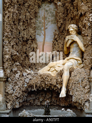 La Villa Aldobrandini, Frascati (Italie). Un détail de la 17c de l'eau théâtre baroque conçu par Carlo Maderno, montrant la statue d'un homme jouant de la flûte Banque D'Images