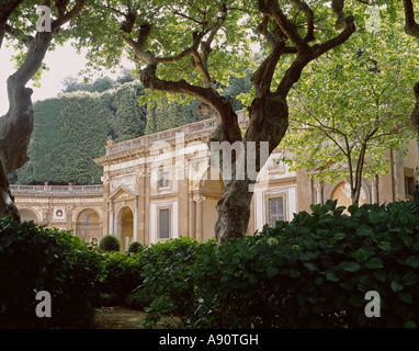 La Villa Aldobrandini, Frascati (Italie). Une vue sur le 17c de l'eau de l'théâtre baroque ou quincunx grove d'anciens platanes à côté de la villa Banque D'Images