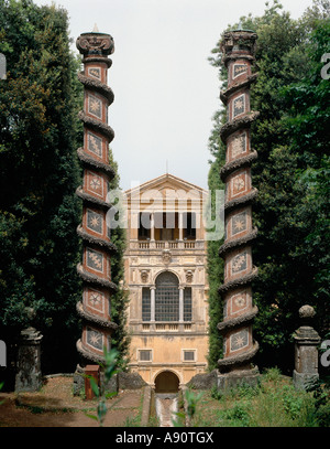 La Villa Aldobrandini, Frascati, Italie, construite au début du 17c. Vue de la villa depuis l'escalier d'eau, au travers de la "Colonnes d'Hercule" Banque D'Images