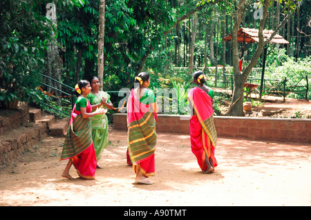 Les femmes faisant Garba qui est la danse folklorique du Gujarat, Inde Banque D'Images