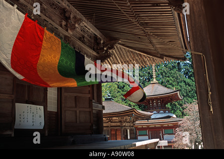 Les bâtiments du temple Danjo Garan Wakayama au Japon Temple Koyasan volet bannières dans la brise Banque D'Images