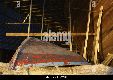 Maldives Petit bateau près de la coque d'un navire dans un chantier Banque D'Images