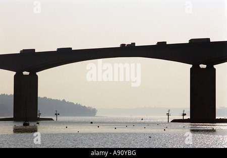 Camions sur la façon de le port de Felixstowe traversant le pont sur la rivière Orwell Orwell, Ipswich, Suffolk, UK. Banque D'Images