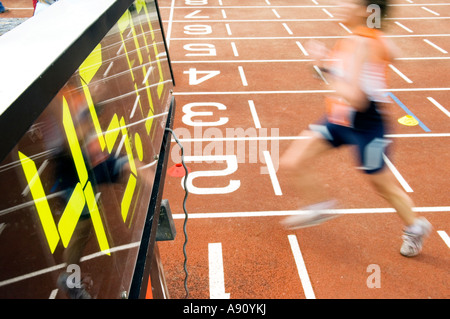 En avant et en course contre la montre lors de l'athlétisme réunion Banque D'Images