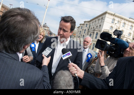 L'ancien premier ministre David Cameron a interrogé les médias locaux lors d'une visite à Blackpool Banque D'Images