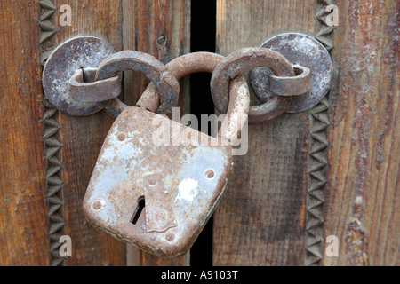 Ancien cadenas fermé Banque D'Images