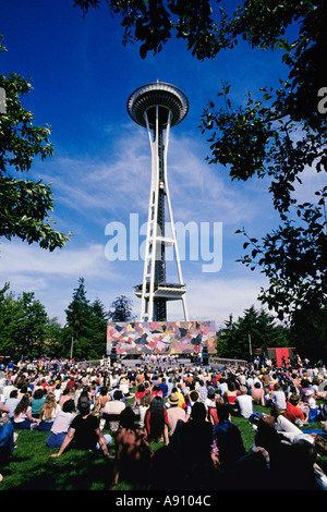 Seattle Washington foule sur les montres de pelouse sur scène Danseurs de peinture murale au cours d'Amphithéâtre Folklife Festival Annuel Banque D'Images