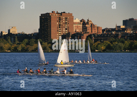 Le Massachusetts Boston Collegiate Sculling Crew sur Charles River Back Bay Boston Skyline en arrière-plan Banque D'Images