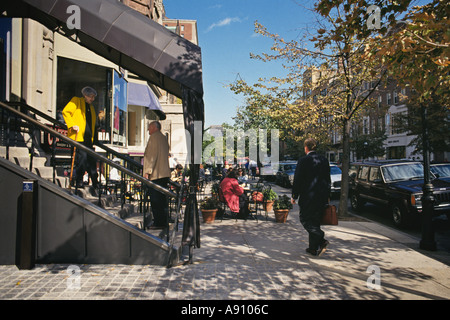 Le Massachusetts Boston Café-Personnes Tables et boutiques sur Newbury Street dans Back Bay Banque D'Images