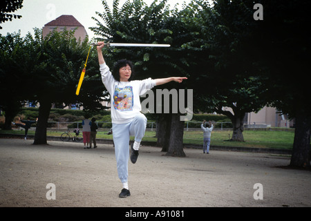 Femme épée taïwanais des pratiques de Tai Chi au Golden Gate Park San Francisco CA Banque D'Images