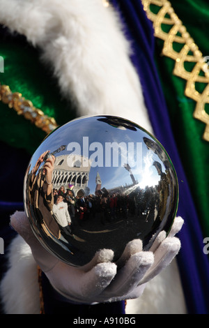 Doge's palace reflète dans une sphère pendant la carnaval de Venise 2007, Venise, Italie Banque D'Images