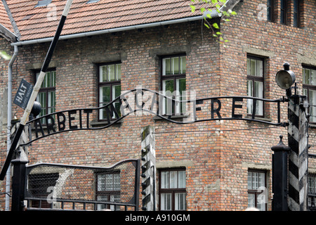 Arbeit macht frei à l'entrée principale dans la région de camp de concentration d'Auschwitz, Auschwitz, Pologne Banque D'Images