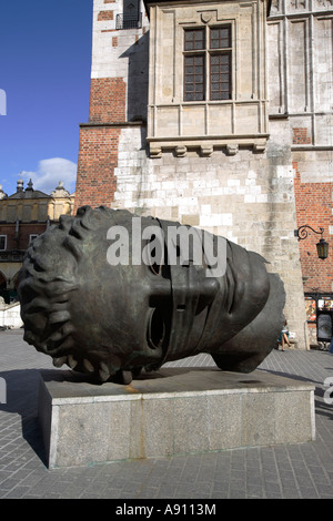 Rynek Mitoraj dans l'oeuvre de la place Rynek Glowny, Cracovie, Pologne Banque D'Images