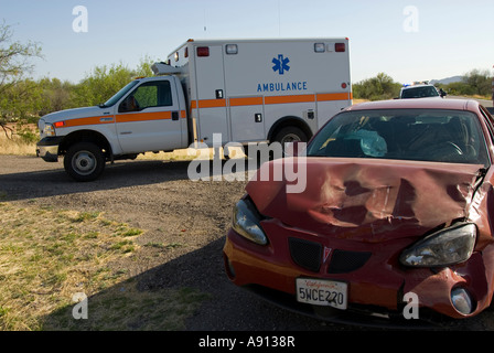 Accident de voiture sur la route 86 près de Sells, Arizona, USA.Tohno O'oldham Indian Reservation. Banque D'Images