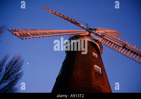 Moulin tour en briques rouges et voiles Buttram's Mill Woodbridge Suffolk Angleterre Banque D'Images