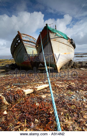 Deux vieux et ruiné des bateaux en bois Banque D'Images