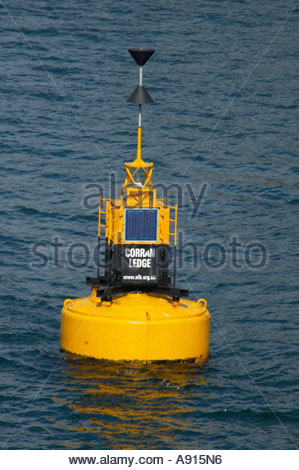 Une bouée d'avertissement jaune en mer Banque D'Images