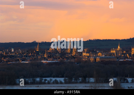 Soirée d'or lumière sur les clochers Rêveurs de forme d'Oxford Oxford UK South Hinksey Banque D'Images