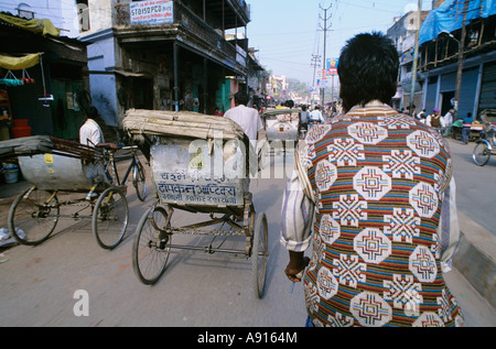 Vue arrière de l'homme conduisant une Cycle-Rickshaw, Varanasi, Inde Banque D'Images