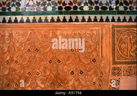 Maroc Marrakech Palais Bahia de stuc sculpté linteau peacock dans la conception traditionnelle du ventilateur Banque D'Images