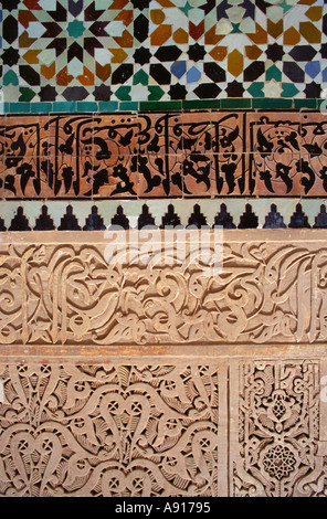 Maroc Marrakech Palais Bahia de stuc sculpté linteau peacock dans la conception traditionnelle du ventilateur Banque D'Images