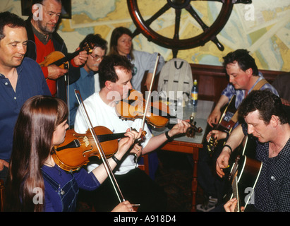 dh Folk Festival Ferry Inn STROMNESS PUB ORKNEY SCOTLAND Traditional guitares de groupe écossaises dans des musiciens joueurs de violon de taverne Banque D'Images
