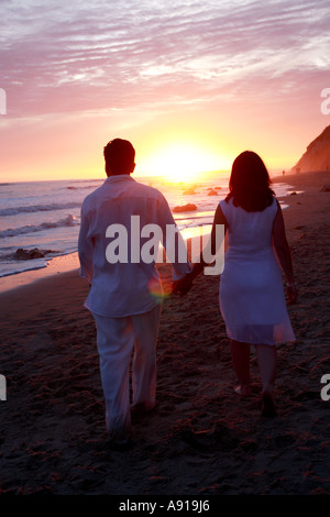 Couple walking on beach Banque D'Images
