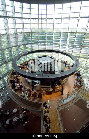 Vue de l'intérieur de l'augmentation spectaculaire dans le restaurant New Tokyo National Art Center à Tokyo, Japon Banque D'Images