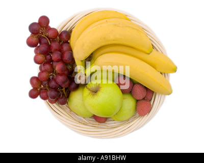Un panier de fruits, y compris les bananes pommes raisins et litchis Banque D'Images