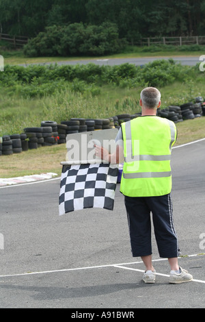 Marshall Karting en lui tendant le dernier tour de sélection et drapeau à damier Banque D'Images