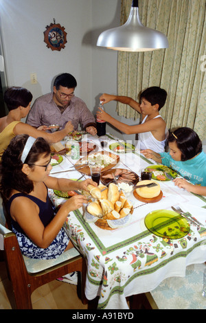 La famille brésilienne souper à la table dans leur maison, au Brésil. Banque D'Images
