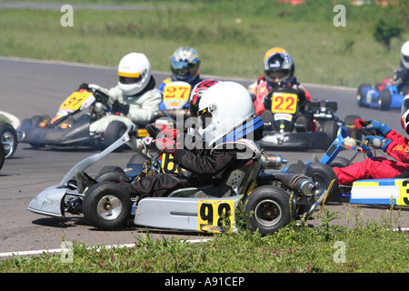 Go Karts des cadets de l'écraser dans l'un l'autre au premier virage Banque D'Images