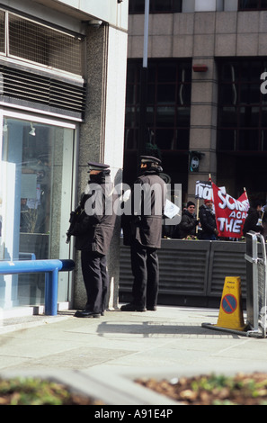 Les gardes de police armés Scotland Yard le jour de protestation anti-guerre à Londres Banque D'Images