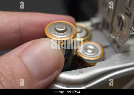 L'insertion de la batterie dans le huis clos Banque D'Images