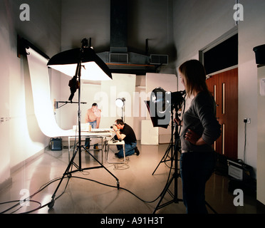 Les étudiants de photographie, studio photographique, appareil photo, techniques d'éclairage, de l'université, la nature morte, les médias, l'objectif de capture Banque D'Images