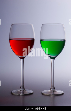 Deux verres de boissons colorées de couleur Banque D'Images