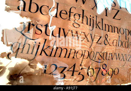 Une fragile Eric Gill alphabet écrit par l'artiste à l'aide d'un pinceau et d'encre en cours de restauration Banque D'Images