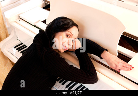 La chanteuse d'opéra Maria Ewing à la maison avec son Grand Piano blanc Banque D'Images