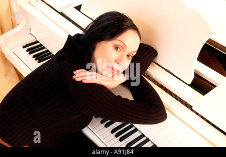 La chanteuse d'opéra Maria Ewing à la maison avec son Grand Piano blanc Banque D'Images