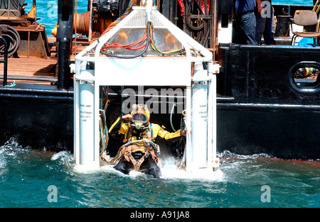 Un plongeur dans un scaphandre sur le point d'être réduit à l'épave du navire de la Mary Rose Tudor dans le port de Portsmouth, Banque D'Images